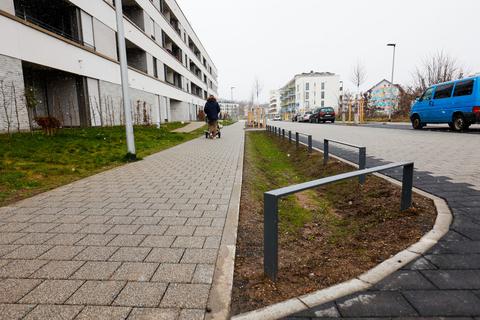 Brete Gehwege, grüne Mulden für die Versickerung von Regenwasser: Die Bauverein AG hat ihre Arbeiten an den öffentlichen Verkehrsflächen in der Lincolnsiedlung weitgehend abgeschlossen. 