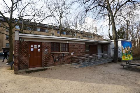 Im Dezember 2020 sind die Toiletten auf dem Friedrich-Ebert-Platz eröffnet worden, derzeit aber nach Auskunft der Stadt aufgrund von Vandalismusschäden außer Betrieb.      Foto: Guido Schiek