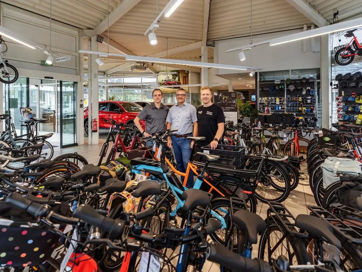 Fahrrad und Auto harmonisch nebeneinander