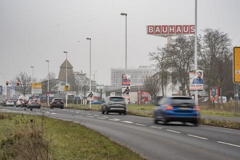 Ein Strafbefehl zählt wie ein rechtskräftiges Urteil. Ein Gericht kann auf Antrag der Staatsanwaltschaft bei Delikten mit einer maximal einjährigen Bewährungsstrafe einem Strafbefehl nach Aktenlage zustimmen. Legt ein Angeklagter gegen einen Strafbefehl Einspruch ein, gibt es eine normale Gerichtsverhandlung.