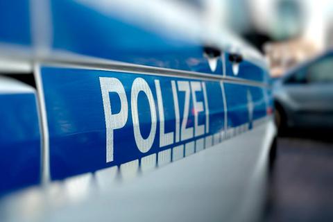 Fünf mutmaßliche Täter sollen einen 23-Jährigen aus Zwingenberg geschlagen und getreten haben.