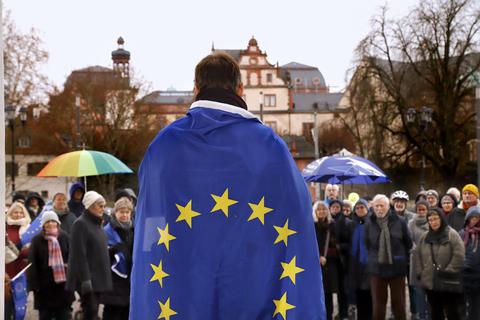 Bei der Kundgebung Pulse of Europe auf dem Karolinenplatz überrascht Redner Achim Weißbäcker die Aktivisten mit einem Appell für Europa in Form einer Büttenrede. Foto: Andreas Kelm