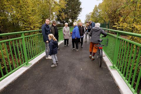 Die ersten Spaziergänger überqueren die neu gebaute Brücke an der Blumenstraße in Eberstadt. 