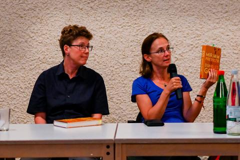 Tall und Gila Pressler (von links) lesen in Kranichstein aus den Büchern ihrer Mutter Mirjam Presler. Dirk Zengel