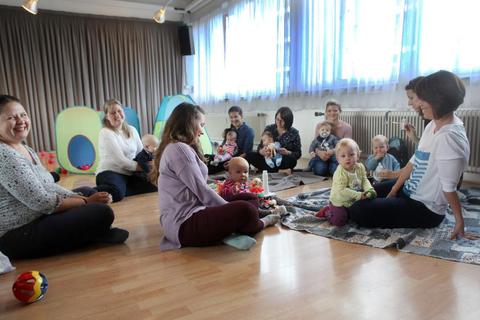 Im Saal der Tanzwerkstatt in der Spreestraße 2 sitzen Mütter mit ihren Kindern beim wöchentlichen „DropIn(klusive)“-Treffen. Foto: Karl-Heinz Bärtl  Foto: Karl-Heinz Bärtl