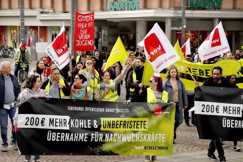Verdi-Streik: Kundgebung*; Darmstadt; Zwei Tage Warnstreik in Darmstadt Di und Mi; Mit mit Kundgebung; 22.03.2023; Protest; Kundgebung; Friedensplatz. Foto: Andreas Kelm