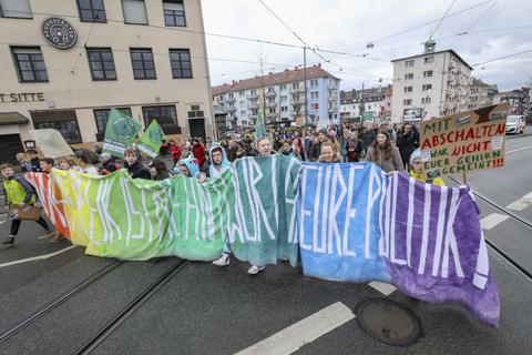 Demonstrieren in der Darmstädter Innenstadt für „Klimagerechtigkeit“: Teilnehmer der Aktion „Fridays for Future“. Foto: Torsten Boor