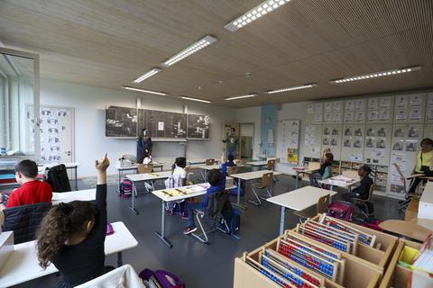 Unterricht auf Abstand wie hier an der Erich-Kästner-Schule ist ab Montag wieder an vielen Klassen angesagt. Foto: Guido Schiek
