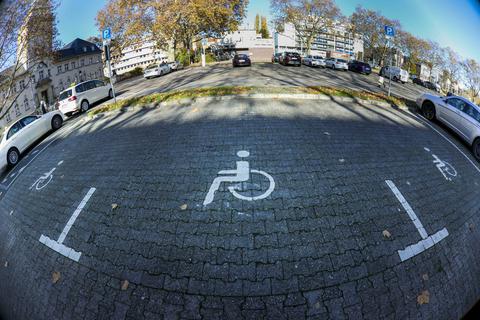 Autostellplätze für Menschen mit Handicap gibt es in der Darmstädter Innenstadt unter anderem vor dem Jugendstilbad. Der Bedarf ist allerdings größer als das Angebot.                 Foto: Guido Schiek