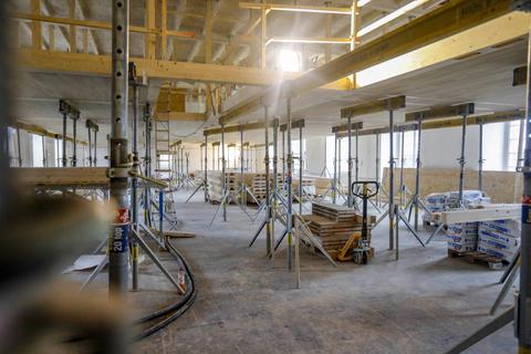 In den früheren Magazingeschossen des De-La-Fosse-Baus werden Ebenen für Büros eingezogen, die TU-Mitarbeiter nächstes Jahr beziehen.    Foto: Torsten Boor 