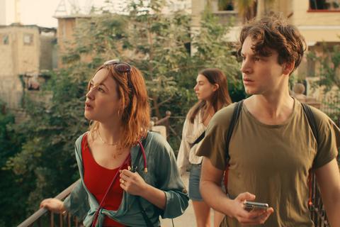 Unterwegs auf Kuba: Katharina (Victoria Schulz, links), Judith (Maya Unger)und Benjamin (Leonard Scheicher) im Film "Vamos a la Playa".