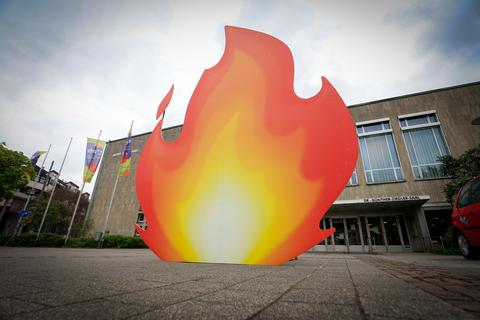 Ein Flammen-Emoji von Aram Bartholl weist vor dem Festivalzentrum im Liebighaus auf die 12. Darmstädter Tage der Fotografie hin. 