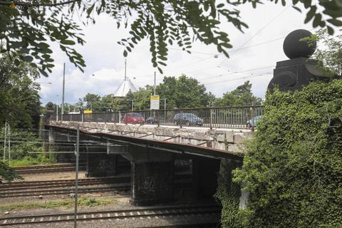 Abrissbereit: Die Bahnbrücke an der Rheinstraße wird komplett neu gebaut. Archivfoto: Guido Schiek