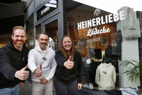 Martin Borowski, Fabio Bisceglia und Jana Grothe (von links) bieten im Heinerliebe-Shop Dinge rund um Darmstadt. Foto: Karl-Heinz Bärtl