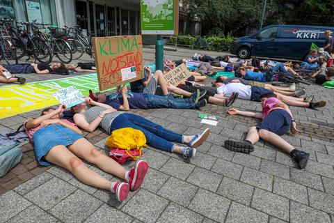 Die erste öffentliche Aktion: Am vergangenen Dienstag demonstrierten etwa 50 Teilnehmer liegend für eine bessere Klimapolitik vor dem Justus-Liebig-Haus.  Foto: Guido Schiek 