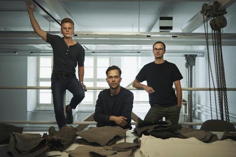 Auf der Suche nach einer Leder-Alternative (von links): Montgomery Wagner, Lucas Fuhrmann und Julian Mushövel. Foto: Jan Schölzel
