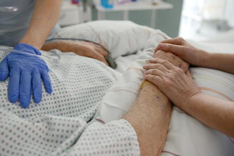 Ein Covid-19-Patient wird im Krankenhaus behandelt. Archivbild: dpa