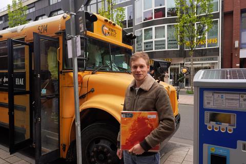 Vinylschallplatten sind auch ein Hobby für Menschen, die mit CD und MP3 groß geworden sind. Maximilan Schunder (27) wird im „Vinyl-Bus“ fündig, der am Donnerstag Halt in der Grafenstraße macht. Foto: Marc Wickel