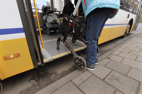 Wer derzeit mit Rollator in Kranichstein in den Bus einsteigen will, hat es schwer. Für die Ersatzhaltestelle in der Jägertorstraße kündigt Heag Mobilo eine Anrampung an.  
