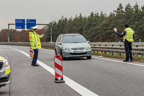 Auf der A 672 haben Autobahn- und Bereitschaftspolizei 15 Fahrzeuge kontrolliert und dabei in zehn Fällen etwas zu beanstanden gehabt. Foto: Marc Wickel