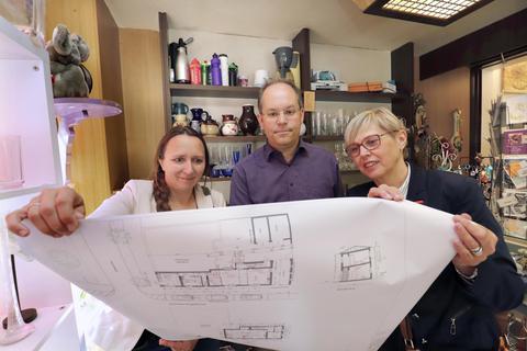 Architektin Christine Arzinger-Mayer (rechts) erläutert dem Vereinsvorsitzenden Bastian Ripper und Elke Rahmann vom Hauptsponsor Software AG die Umbaupläne für die Backstube der früheren Bäckerei Treusch. Foto: Andreas Kelm