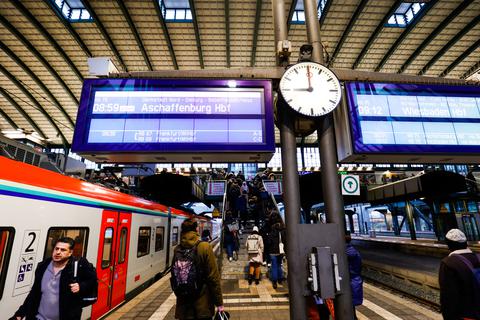 Der Tag 1 ohne Maskenpflicht im Ã–PNV - Fotos aus dem Hauptbahnhof in Darmstadt und vom Luisenplatz am Donnerstag Morgen. Foto: Guido Schiek / VRM Bild