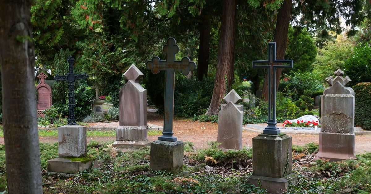 Mehr Urnen, mehr Freiflächen: Sterben die Friedhöfe aus?