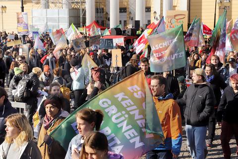 Zum Klimastreik haben sich auf dem Karolinenplatz in Darmstadt am Freitag zahlreiche Menschen versammelt. 