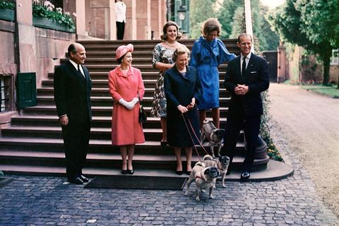 Immerhin kamen die Queen und ihr Ehemann 1965 bis nach Langen. Das Foto zeigt in der vorderen Reihe von links Prinz Ludwig von Hessen, Elizabeth II., Prinzessin Margaret von Hessen und Prinz Philip. Für die Möpse gibt es im Park von Schloss Wolfsgarten übrigens einen eigenen Friedhof.   Foto: Presse- und Informationsamt der Bundesregierung 