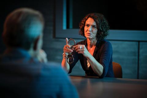 „Tatort“-Kommissarin Lena Odenthal (Ulrike Folkerts) ist in einem Verhörraum mit einem Verdächtigen allein. Ob solche Darstellungen der Realität entsprechen, darüber hat die Darmstädter Juristische Gesellschaft diskutiert. Foto: SWR/Benoît Linder