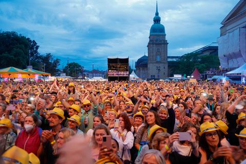 Das Schloßgrabenfest 2022 in Darmstadt. Viel Andrang herrschte vor allen Bühnen. Schlager-Ikone Howard Carpendale begeisterte als Hauptact auf der Merck-Bühne die Fans.