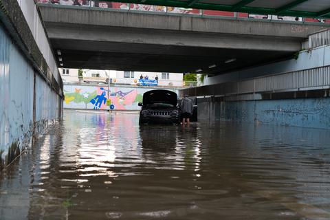 Darmstadt-Wixhausen: Ein Auto steht in einer überschwemmten Unterführung. Heftige Gewitter mit Starkregen haben vor allem in Südhessen Schäden angerichtet. 