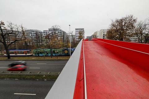 Seit Mittwoch kann die neue Brücke für Fußgänger und Radfahrer über die Rheinstraße genutzt werden. Foto: Torsten Boor