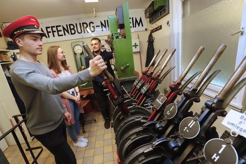 Im Eisenbahnmuseum wird das Lehrstellwerk wieder in Betrieb genommen – ein Stück Eisenbahngeschichte. Lukas Mampel, Marika Bucher und Tim Hessel probieren es aus. Andreas Kelm
