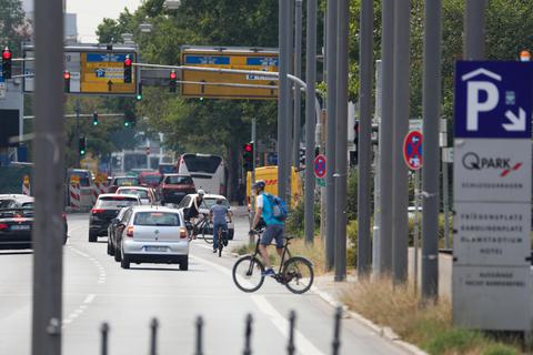 Schmale Radspuren will die Stadt verbreitern und Lücken schließen - zum Beispiel in der Zeughausstraße. Foto: Guido Schiek 