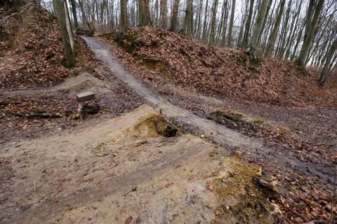 Illegale Mountainbike-Trails sorgen in Darmstadt für Ärger.  Foto: Guido Schiek