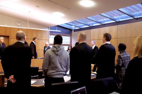 Die Angeklagten (Zweiter von links sowie rechts) mit ihren Verteidigern in einem Saal des Landgerichts .  Foto: Andreas Kelm 