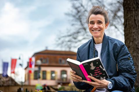 Silke Heimes, Professorin für Onlinejournalismus an der Hochschule Darmstadt, hat den Jugendroman „The Truth Behind Your Lies“ geschrieben. Es geht um Bloßstellung in den Sozialen Medien.