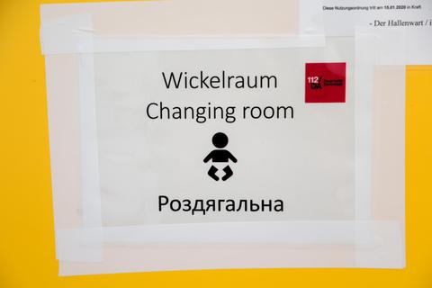 Hinweisschild in der Sporthalle am Bürgerpark, die als Notunterkunft für ukrainische Flüchtlinge hergerichtet wurde. Foto: Guido Schiek 