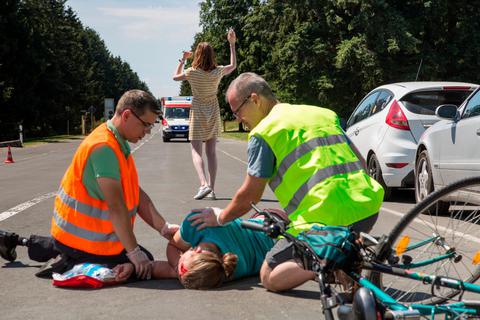 Was tun bei einem Verkehrsunfall? Erst die Unfallstelle absichern, dann den Notruf wählen und Erste Hilfe leisten.   Foto: Joerg F. Mueller 