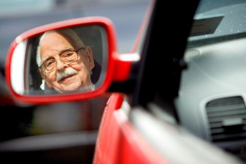 Nur wenige Senioren  verzichten auf das eigene Auto. Der Seniorenbeirat will bessere Anreize schaffen. Archivfoto: dpa