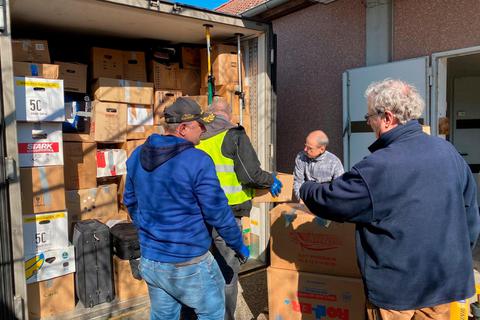 In Griesheim bestehen bereits Kontakte zum ukrainischen Mukatschewe: Helfer verladen am PDUM-Depot in Griesheim Hilfsgüter in einen Lkw.