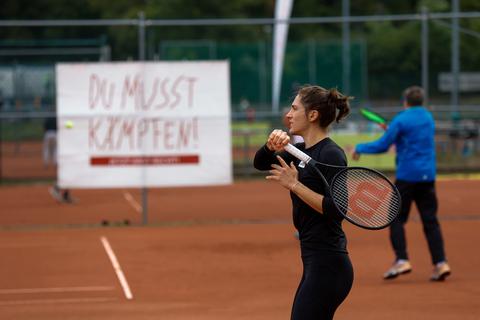 Bei der "Du musst kämpfen!"-Tennis-Trophy 2022 beim TEC Darmstadt spielt Profi Andrea Petkovic für den guten Zweck mit. Im Sommer nun organisiert ein Darmstädter eine Alpenüberquerung, um Spenden zu sammeln. 