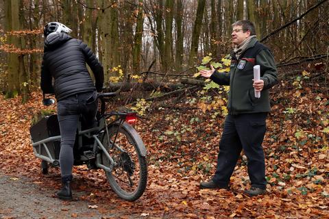 Wie in dieser gestellten Szene am Herrgottsberg hat Revierförster Rudolf Schilling immer wieder Ärger mit rücksichtslosen Mountain- und  E-Bikern im Wald. Foto: Andreas Kelm