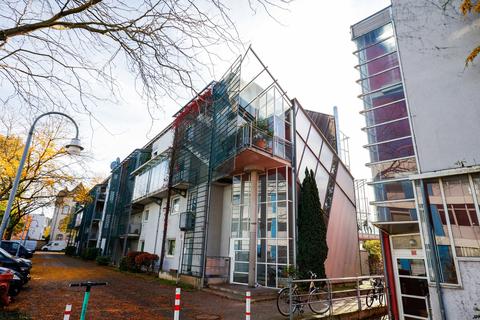 Immer wieder gibt es Wasserschäden in der verwinkelten Architektur der Wohngebäude in der Niersteiner Straße.  Foto: Guido Schiek