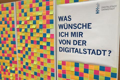 Wunschzettel:  „Schnelles WLAN kostenlos“, „Privatheit“, „weniger Technophobie“ – das schreiben Bürger den Digitalstadt-Aktiven an die Wand. Foto: Loana Schnitzspahn