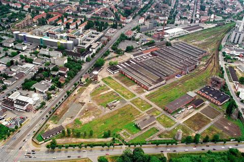 Die Knell aus der Luft im Jahr 2004: Links verläuft die Frankfurter Straße, am unteren Rand der Carl-Schenck-Ring. In der Mitte ist die Richthalle des Ausbesserungswerks zu sehen.  Archivfoto: Nikolaus Heiss 