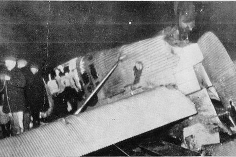 Das Wrack der Junkers-Maschine, die am 16. November 1937 in einen Schornstein bei Ostende geflogen und abgestürzt war. 