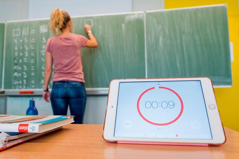 Wohl eine unaufhaltsame Entwicklung: Die Digitalisierung soll an Darmstadts Schulen vorangehen. Mit Tablets allein ist es damit aber nicht getan. Foto: dpa 