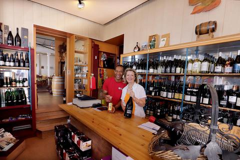 Der neue „Weinkontor“-Betreiber Blaise Kapet und die vorige Betreiberin Monika Galeazzi freuen sich über die Nachfolge-Lösung. Foto: Andreas Kelm